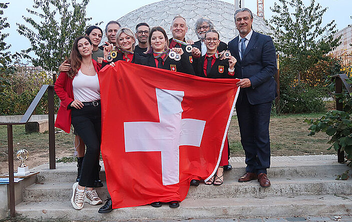 Die Schweizer Delegation v.l. hinten: Alice Ferrari und Cinzia Ferrari Make-up und Fashion;  Enzo Di Giorgio, Trainer; Allessandro Iannaccone, Assistenztrainer; Raffaele Riniti; Bernie Reichenstein, Coach, Damien Ojetti, Coiffure Suisse Zentralpräsident; vorne v.l.: Valentina Lauria; Valentina Bircher; Lara Wyss